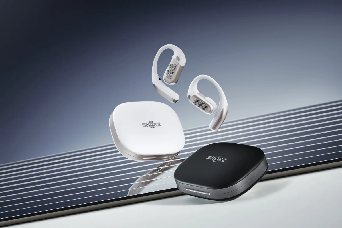 白と黒のShokzワイヤレスイヤホンと充電ケースが、斜めの線が描かれた背景に配置された写真です。