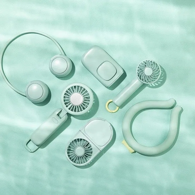 様々なタイプの扇風機が並ぶ