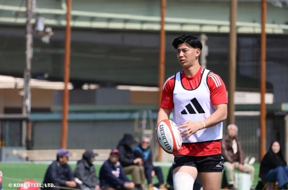 ラグビーボールを持つ男性