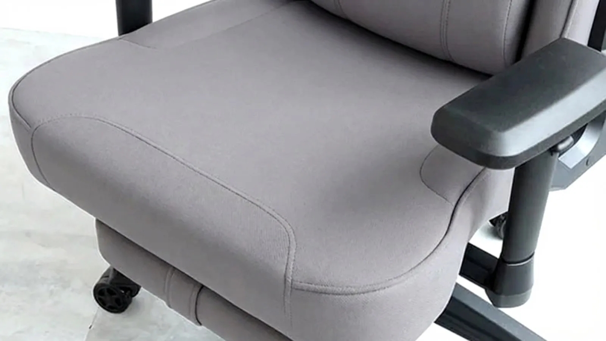 グレーのゲーミングチェアのクローズアップです。