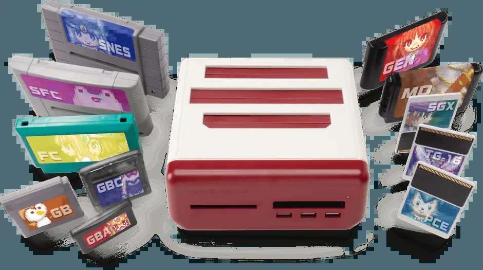 レトロゲーム機と様々なゲームカートリッジの画像。