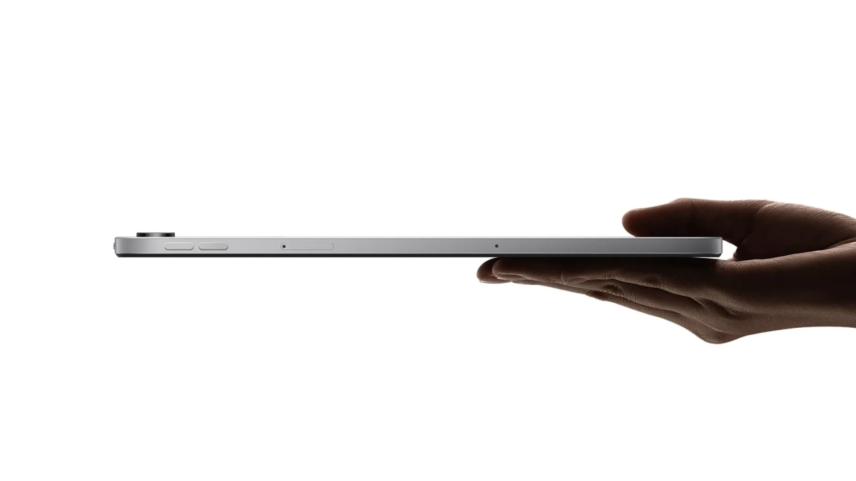 手で持たれたタブレットの側面図。タブレットは銀色で、カメラとボタンが側面にあります。