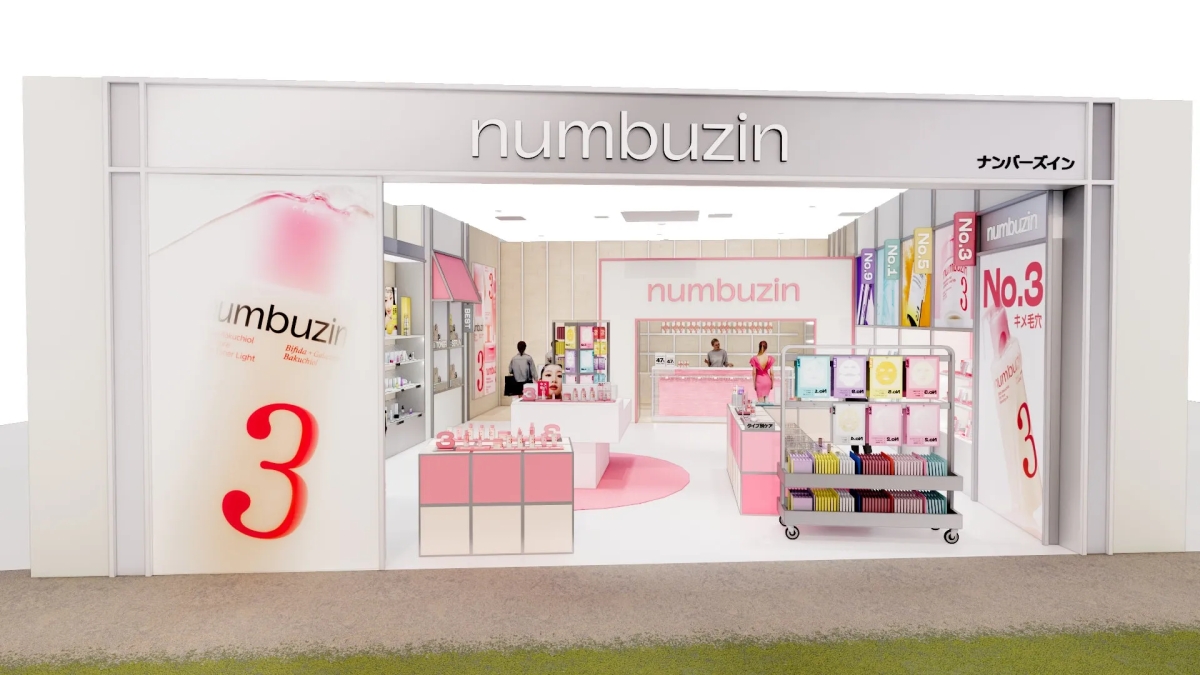 numbuzinの化粧品店の内観。ピンクを基調とした店内で、様々な化粧品が陳列されている。