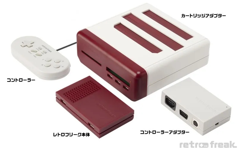 レトロフリークの周辺機器の画像。本体、コントローラー、カートリッジアダプター、コントローラーアダプターが含まれています。