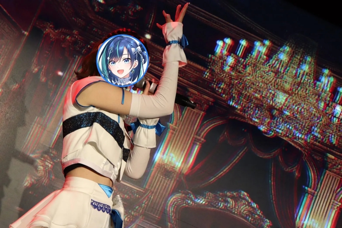 ステージでマイクを持つ女性