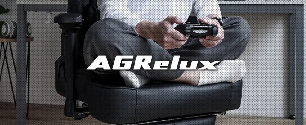 AGReluxブランドロゴとゲームコントローラーを持つ人