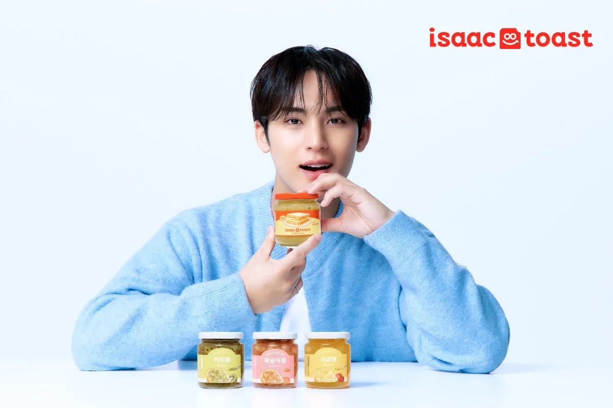 男性がisaac toastの瓶を持っており、isaac toastの他の瓶が3つ並んでいます。