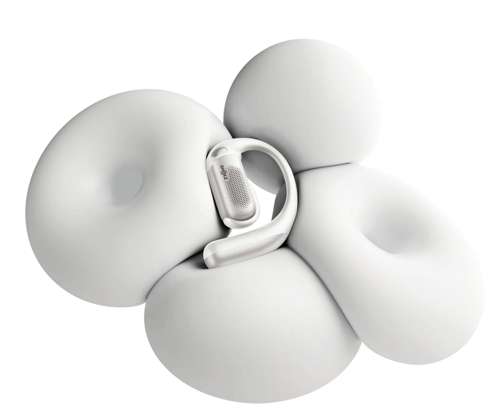 白いイヤホンが白い立体的なオブジェの上に置かれている写真です。