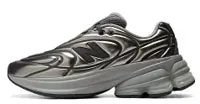 メタリックグレーのNew Balanceのスニーカーのクローズアップ画像。