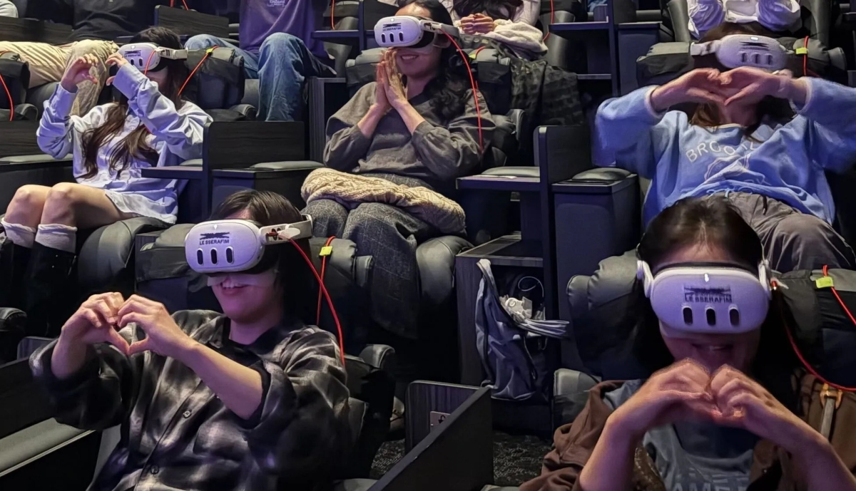 VRゴーグルを装着してハートを作っている観客の様子