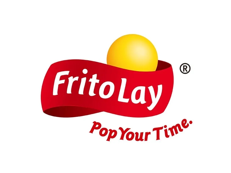 Frito-Layのロゴ。赤と白のロゴと、赤いリボンに書かれた「Frito Lay」の文字、そして黄色いボールが描かれています。「Pop Your Time」というスローガンも含まれています。