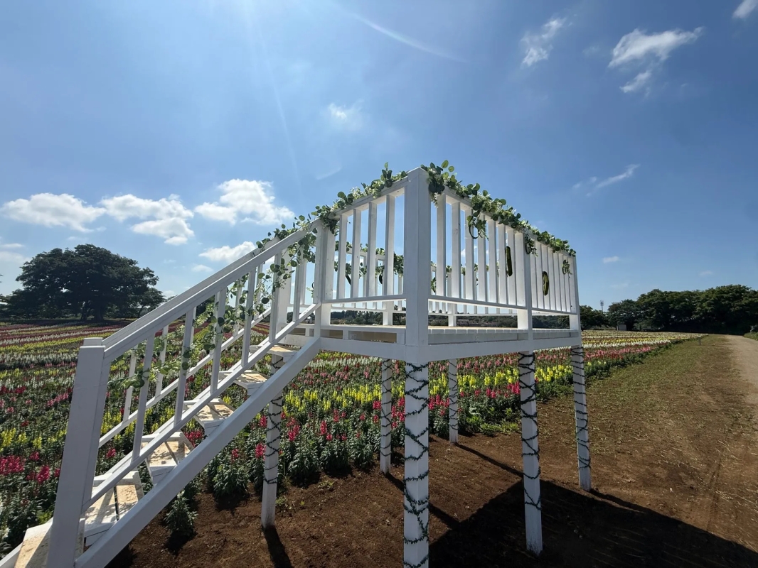 白い展望台がある花の咲き乱れる公園の風景