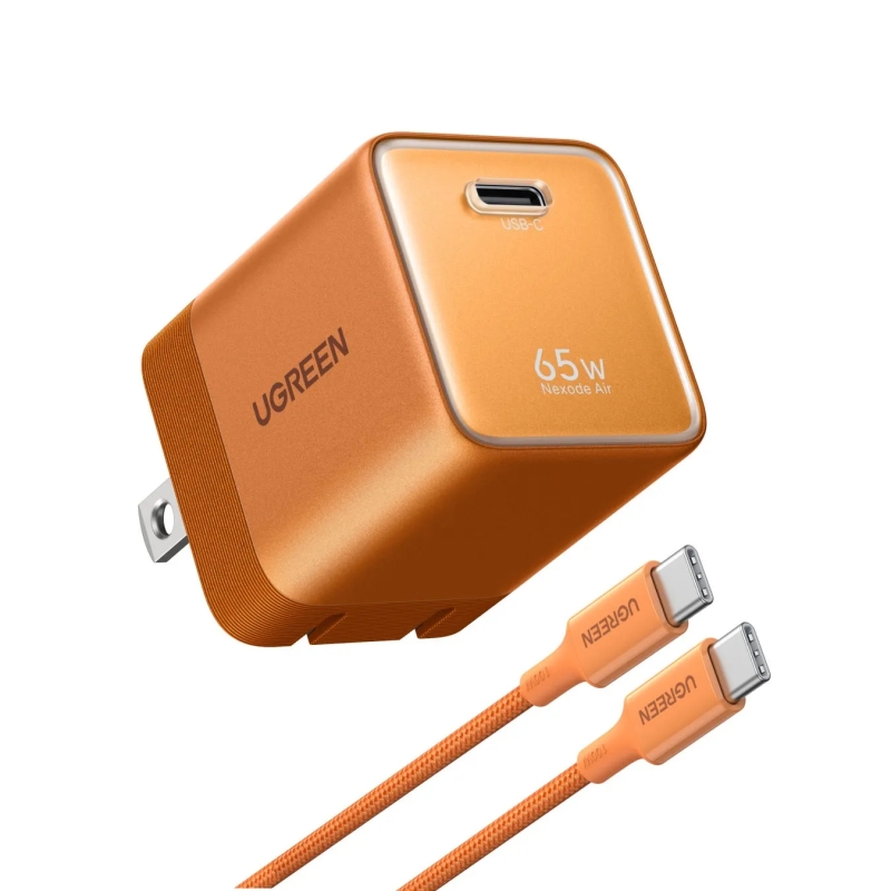 オレンジ色の充電器とケーブルの画像。充電器には「UGREEN」のロゴと「65W Nexode Air」の表記があり、USB-Cポートが付いている。ケーブルにも「UGREEN」のロゴが入っている。