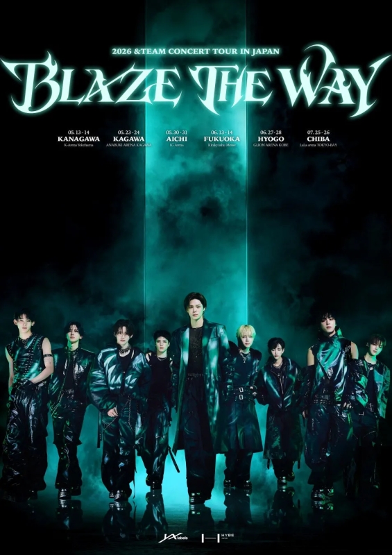 &TEAMの日本コンサートツアー「BLAZE THE WAY」のポスター。メンバーがダークな衣装で写っており、開催地と日程が記載されている。