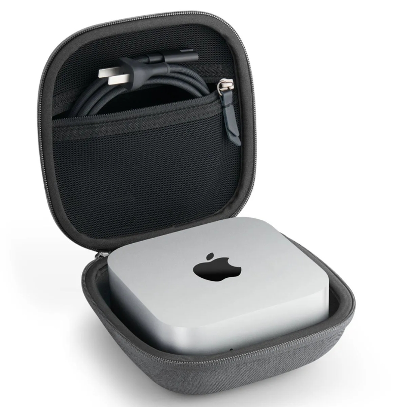 Apple Mac Miniを収納したケースの写真です。ケースは開いており、Mac Mini、ケーブル、ジッパーが付いています。