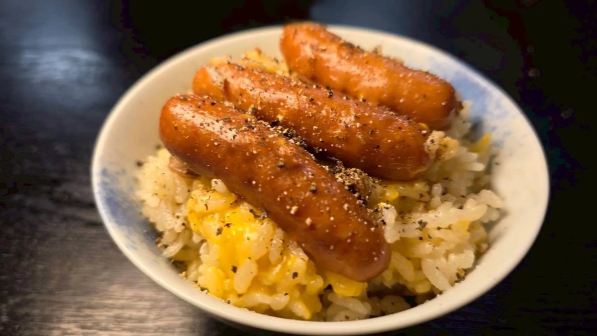 ソーセージと卵とご飯が盛り付けられた料理の写真です。