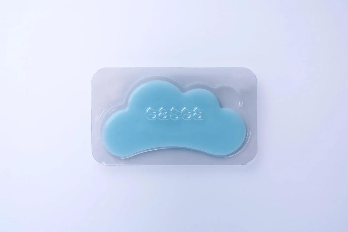 雲の形をしたアイパッチ