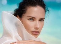 Baccarat Hotel & Residences MaldivesがAdriana Limaを起用した新キャンペーンを発表